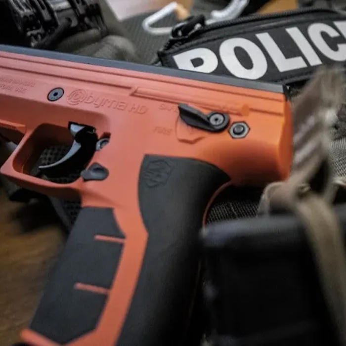 ¿Pistolas y armas no letales?